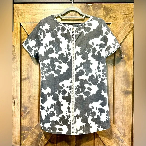 EUC Avery Faded Cow Print Crochet Back Accent V-Neck Top - Picture 2 of 12